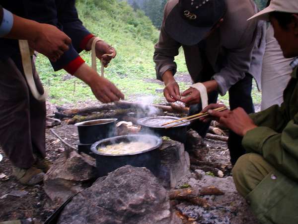 photo of China, Sichuan province, preparing for lunch on a horse trip around Songpan