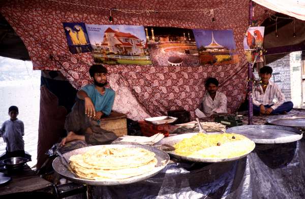 photo of India, Kashmir, Srinagar, muslim food vendors