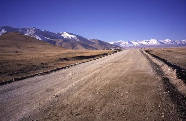 photo of kyrgistan kyrgystan kyrgyzstan reizen, voorbij Naryn in het Zuiden, op weg naar de Torugart pas, de grens met China