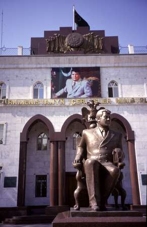 photo of Turkmenistan Ashgabat Asghabat Turkmenbashi standbeeld voor een overheidsgebouw