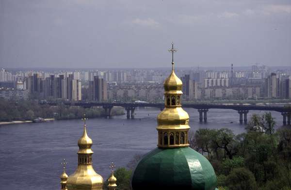 photo of Ukraine Kiev, zicht vanaf het Pecherska Lavra klooster op de flatblokken van de buitenwijken van Kiev